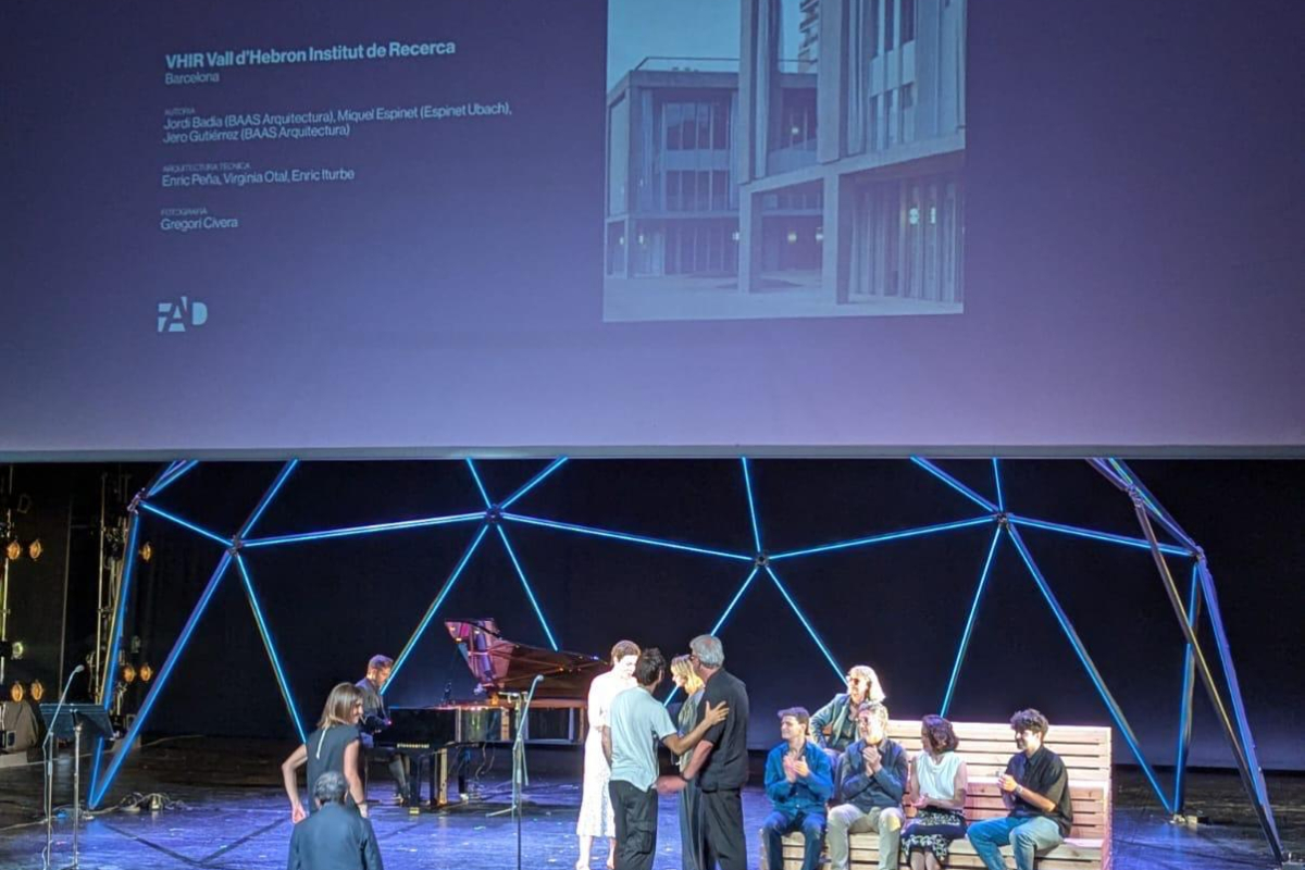 La innovadora obra “Edificio de Investigación VHIR” ha sido galardonada con el Premio FAD de Arquitectura 2025, uno de los más importantes del sector. El proyecto, diseñado por el reconocido estudio dels arquitectes Jordi Badia, Miquel Espinet i Jero Gutiérrez (BAAS Arquitectura i Espinet/Ubach), ha sido distinguido, según el Jurado, por la gran calidad del Proyecto, así como su elegancia y precisión en su ejecución. El equipo de AT3 ha participado formando parte de la UTE responsable de la Dirección de eje