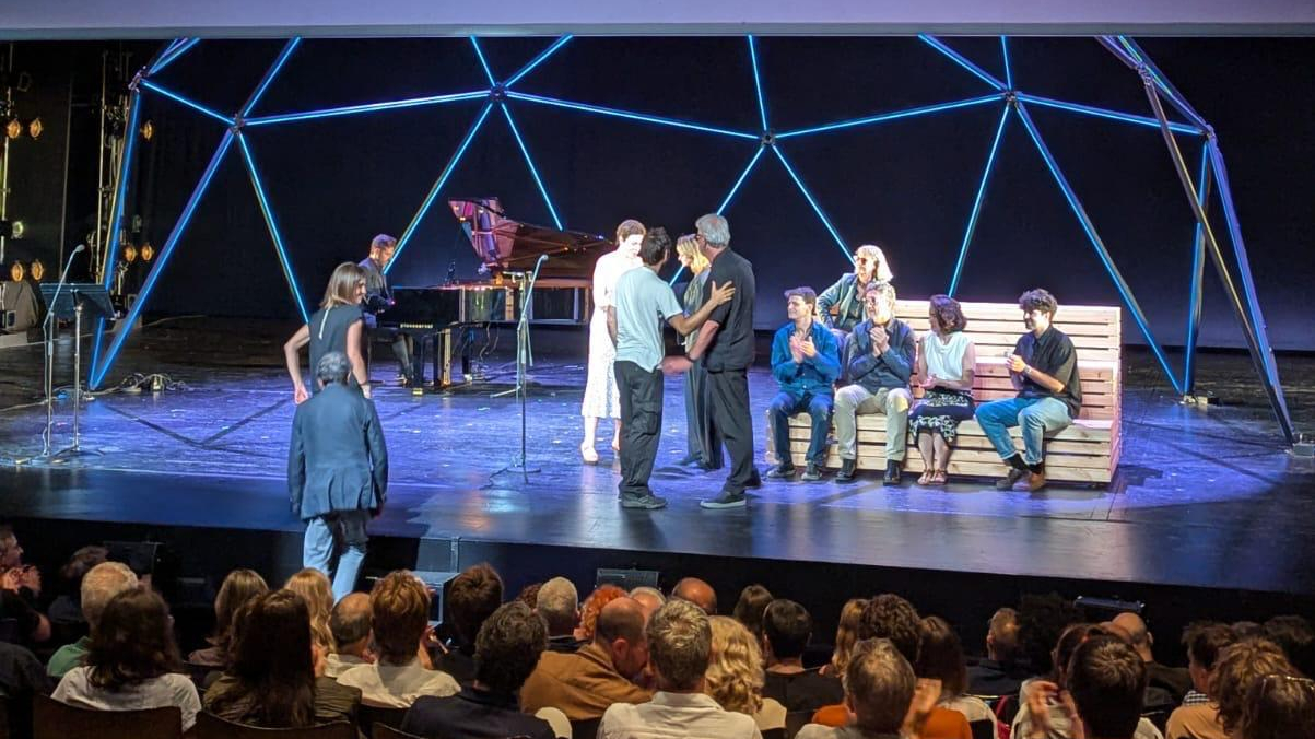 La innovadora obra “Edificio de Investigación VHIR” ha sido galardonada con el Premio FAD de Arquitectura 2025, uno de los más importantes del sector. El proyecto, diseñado por el reconocido estudio dels arquitectes Jordi Badia, Miquel Espinet i Jero Gutiérrez (BAAS Arquitectura i Espinet/Ubach), ha sido distinguido, según el Jurado, por la gran calidad del Proyecto, así como su elegancia y precisión en su ejecución. El equipo de AT3 ha participado formando parte de la UTE responsable de la Dirección de eje